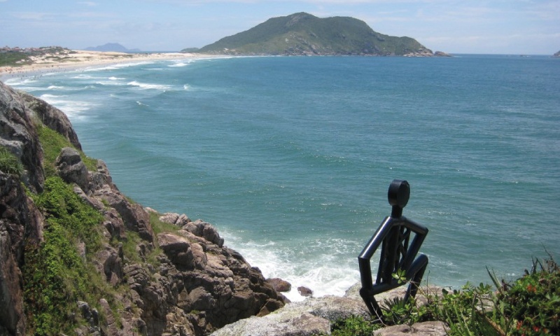 Conhecida por sua beleza incomparável, a Praia do Santinho é um dos principais destinos turísticos de Florianópolis. Entre os seus diferenciais, está o fato dela ser considerada a praia urbana mais limpa do Brasil segundo o site Amigo de Viagem. Com extensão de dois quilômetros de areia fina e clara, formação de dunas e vegetação de Mata Atlântica, a Praia do Santinho é um paraíso de águas claras. Localizada entre a Praia dos Ingleses e Praia do Moçambique, no norte da ilha de Santa Catarina, a Praia do Santinho também é um excelente local para quem quer morar com qualidade de vida. Se você está pensando em investir em um terreno em Florianópolis, convidamos você para conhecer um pouco mais sobre a Praia do Santinho. Praia do Santinho: um recanto de beleza natural repleto de histórias Com ondas que podem chegar a oito pés – cerca de 2,5 metros –, a Praia do Santinho é um dos locais preferidos dos praticantes de esportes aquáticos, com destaque para a prática de surfe, kitesurf e windsurf. Diversificada, a praia também apresenta locais e horários do dia com águas mais calmas, próprias para o lazer de famílias. Além de esportes aquáticos, o local também oferece opções para quem gosta de caminhadas em meio à natureza, como a trilha que leva ao topo do Morro das Aranhas. A partir da parte mais alta dessa trilha, é possível ter uma vista panorâmica de grande parte das regiões norte e leste da ilha de Santa Catarina. Além desses atrativos naturais e que convidam a um contato mais direto com a natureza, a Praia do Santinho chama a atenção por sua história. Segundo o site Guia Floripa, os antigos chamavam a Praia do Santinho de Praia das Aranhas. A razão para esse nome está no fato de que uma de suas ilhas apresentava uma rica diversidade de aracnídeos. O nome de Praia das Aranhas perdurou entre os moradores até a década de 1970, quando o nome do local foi alterado para Praia do Santinho. A inspiração para o novo nome veio de uma imagem misteriosa esculpida em uma pedra e que se assemelhava à imagem de um santo. Relatos contam que na década de 1940 pescadores faziam romarias e oferendas à imagem da Pedra do Santinho. Hoje, já se sabe que essa imagem, além de outras inscrições, formam um dos maiores sítios arqueológicos da ilha de Santa Catarina. Junto à praia, encontra-se um verdadeiro santuário de achados arqueológicos, composto de sítios com inscrições rupestres, oficinas líticas e monumentos. Esses sítios são símbolos sagrados de uma cultura evoluída dos primeiros moradores da ilha. As inscrições rupestres estão relacionadas com conhecimentos sofisticados de filosofia, astronomia e ciência em geral. De acordo com estudiosos, as evidências na Praia do Santinho foram confeccionadas intencionalmente por uma civilização pré-histórica, os “sambaquis”, que viveram no local há cerca de 5 mil anos. Como a Praia do Santinho alia preservação histórica e modernidade O museu com inscrições rupestres na Praia do Santinho é mantido pelo Costão do Santinho Resort, um dos melhores resorts de praia do Brasil. Entre os diferenciais do Costão do Santinho está a sua infraestrutura, que conta com um dos mais modernos espaços para realização de eventos e convenções do País. A boa estrutura da Praia do Santinho é composta por um comércio diversificado, opções de pousadas e hostels, além de um movimentado mercado imobiliário de locação. Muitos investidores adquirem terrenos para construir casas de praia para a alta temporada. Por conta da expansão da procura por esses tipos de acomodação nos últimos anos, a Praia do Santinho tem ganhado inúmeros investimentos imobiliários de alto padrão e boa infraestrutura. Um dos empreendimentos de destaque na Praia do Santinho devido à sua proximidade com o mar, seu alto padrão e diferenciais como piscinas adulto e infantil, Espaço Gourmet e Espaço Fitness é o condomínio Jardim Santinho, da Fiori Empreendimentos. Pronto para construir, o local oferece apenas 20 terrenos. Ficou interessado em morar na Praia do Santinho? Então confira a página do Jardim Santinho e entre em contato com a gente. Iremos ajudá-lo a realizar o seu sonho!