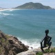 Conhecida por sua beleza incomparável, a Praia do Santinho é um dos principais destinos turísticos de Florianópolis. Entre os seus diferenciais, está o fato dela ser considerada a praia urbana mais limpa do Brasil segundo o site Amigo de Viagem. Com extensão de dois quilômetros de areia fina e clara, formação de dunas e vegetação de Mata Atlântica, a Praia do Santinho é um paraíso de águas claras. Localizada entre a Praia dos Ingleses e Praia do Moçambique, no norte da ilha de Santa Catarina, a Praia do Santinho também é um excelente local para quem quer morar com qualidade de vida. Se você está pensando em investir em um terreno em Florianópolis, convidamos você para conhecer um pouco mais sobre a Praia do Santinho. Praia do Santinho: um recanto de beleza natural repleto de histórias Com ondas que podem chegar a oito pés – cerca de 2,5 metros –, a Praia do Santinho é um dos locais preferidos dos praticantes de esportes aquáticos, com destaque para a prática de surfe, kitesurf e windsurf. Diversificada, a praia também apresenta locais e horários do dia com águas mais calmas, próprias para o lazer de famílias. Além de esportes aquáticos, o local também oferece opções para quem gosta de caminhadas em meio à natureza, como a trilha que leva ao topo do Morro das Aranhas. A partir da parte mais alta dessa trilha, é possível ter uma vista panorâmica de grande parte das regiões norte e leste da ilha de Santa Catarina. Além desses atrativos naturais e que convidam a um contato mais direto com a natureza, a Praia do Santinho chama a atenção por sua história. Segundo o site Guia Floripa, os antigos chamavam a Praia do Santinho de Praia das Aranhas. A razão para esse nome está no fato de que uma de suas ilhas apresentava uma rica diversidade de aracnídeos. O nome de Praia das Aranhas perdurou entre os moradores até a década de 1970, quando o nome do local foi alterado para Praia do Santinho. A inspiração para o novo nome veio de uma imagem misteriosa esculpida em uma pedra e que se assemelhava à imagem de um santo. Relatos contam que na década de 1940 pescadores faziam romarias e oferendas à imagem da Pedra do Santinho. Hoje, já se sabe que essa imagem, além de outras inscrições, formam um dos maiores sítios arqueológicos da ilha de Santa Catarina. Junto à praia, encontra-se um verdadeiro santuário de achados arqueológicos, composto de sítios com inscrições rupestres, oficinas líticas e monumentos. Esses sítios são símbolos sagrados de uma cultura evoluída dos primeiros moradores da ilha. As inscrições rupestres estão relacionadas com conhecimentos sofisticados de filosofia, astronomia e ciência em geral. De acordo com estudiosos, as evidências na Praia do Santinho foram confeccionadas intencionalmente por uma civilização pré-histórica, os “sambaquis”, que viveram no local há cerca de 5 mil anos. Como a Praia do Santinho alia preservação histórica e modernidade O museu com inscrições rupestres na Praia do Santinho é mantido pelo Costão do Santinho Resort, um dos melhores resorts de praia do Brasil. Entre os diferenciais do Costão do Santinho está a sua infraestrutura, que conta com um dos mais modernos espaços para realização de eventos e convenções do País. A boa estrutura da Praia do Santinho é composta por um comércio diversificado, opções de pousadas e hostels, além de um movimentado mercado imobiliário de locação. Muitos investidores adquirem terrenos para construir casas de praia para a alta temporada. Por conta da expansão da procura por esses tipos de acomodação nos últimos anos, a Praia do Santinho tem ganhado inúmeros investimentos imobiliários de alto padrão e boa infraestrutura. Um dos empreendimentos de destaque na Praia do Santinho devido à sua proximidade com o mar, seu alto padrão e diferenciais como piscinas adulto e infantil, Espaço Gourmet e Espaço Fitness é o condomínio Jardim Santinho, da Fiori Empreendimentos. Pronto para construir, o local oferece apenas 20 terrenos. Ficou interessado em morar na Praia do Santinho? Então confira a página do Jardim Santinho e entre em contato com a gente. Iremos ajudá-lo a realizar o seu sonho!